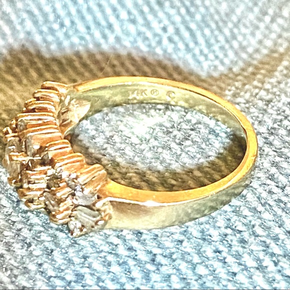 14KT Gold Round & Baguette Diamond Cluster Ring - Picture 7 of 10